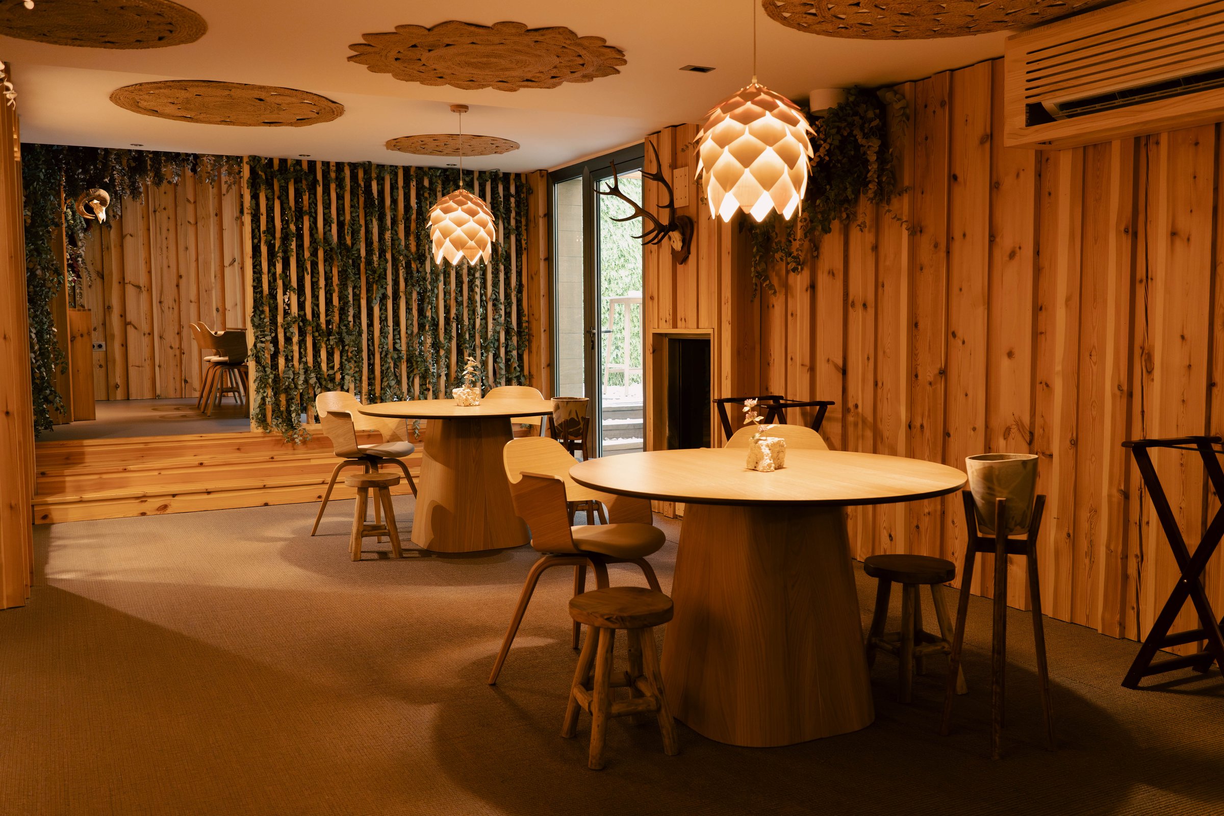 Comedor de oba- con paredes de madera y lámparas colgantes, restaurante con Estrella Michelin en Casas-Ibáñez (Albacete)