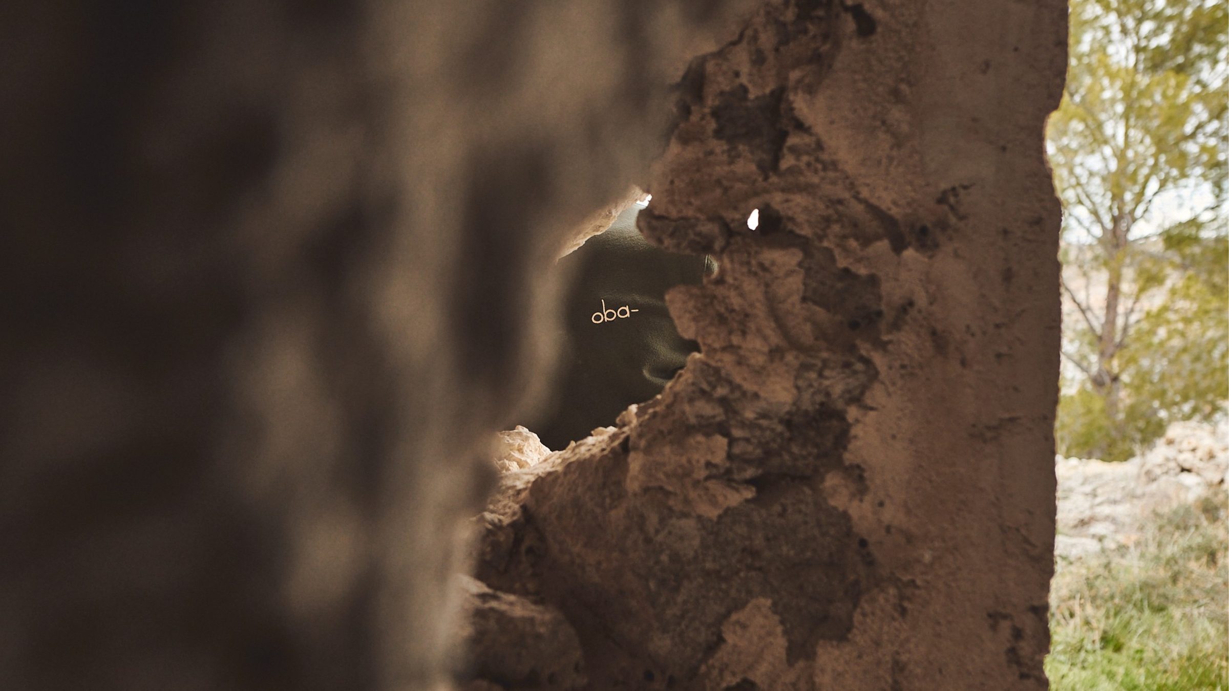 El nombre oba- grabado en una pared de piedra de la Manchuela